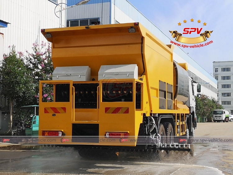 Rubber Asphalt Chip Sealer Sinotruk HOWO - Spraying 2